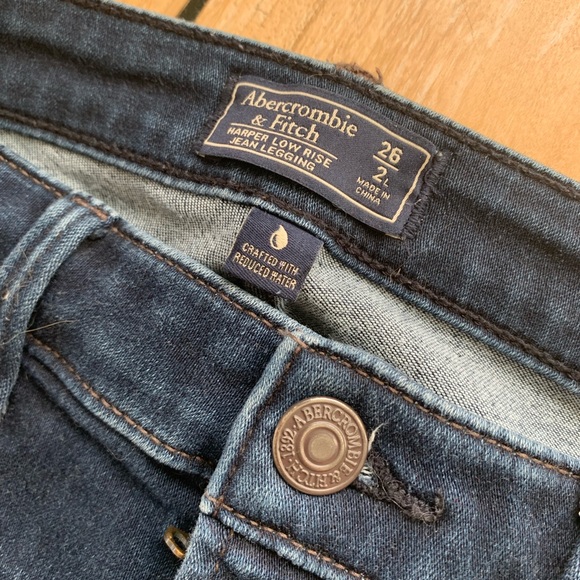2 pairs of Abercrombie jeans - Picture 7 of 8